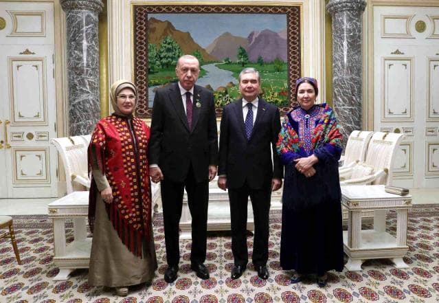 Turk nashrlari Turkmaniston prezidenti rafiqasi suratini e'lon qildi. Bungacha deyarli hech kim uni ko‘rmagandi