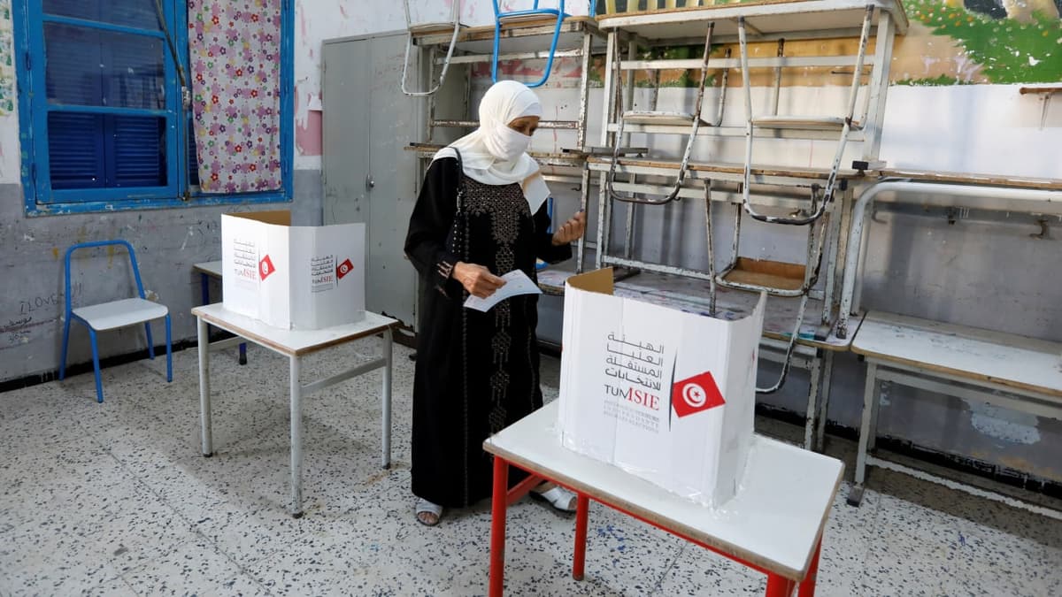 Tunisda 30 foizga yaqin aholi ovoz bergan munozarali konstitutsiya qabul qilindi