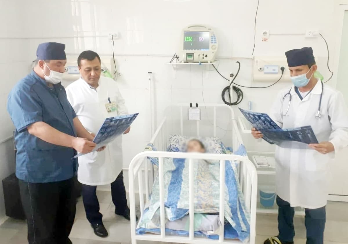 SSV Navoiyda bobosi bilan eskalatordan tushib ketgan 3 yoshli bolaning ahvoli haqida ma’lumot berdi