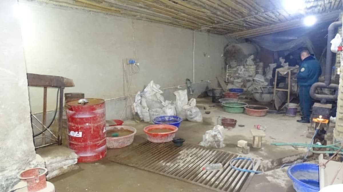 People caught in Navoi stealing stones containing gold
