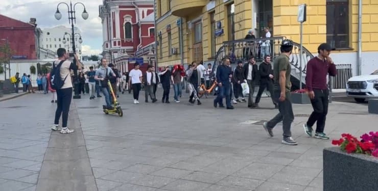 Moskvada musulmonlar mitingi. Bunga juma namozi vaqtida masjidlarda amalga oshirilgan reydlar sabab bo‘ldi