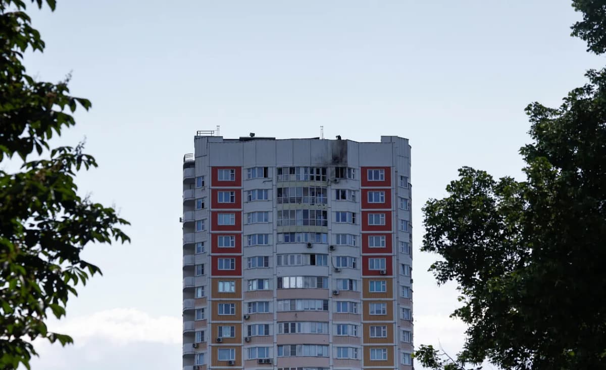 Moskvadagi ko‘p qavatli uylar va shahardagi hovlilar dronlar hujumidan keyin qanday ko‘rinishda - fotosuratlar