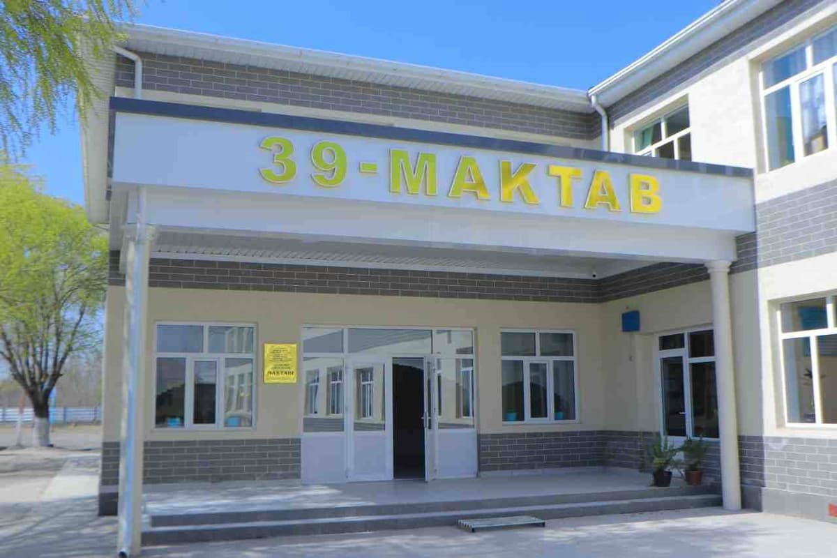 Farg‘onada sobiq o‘quvchilar maktabga yangi bino qurib berdi