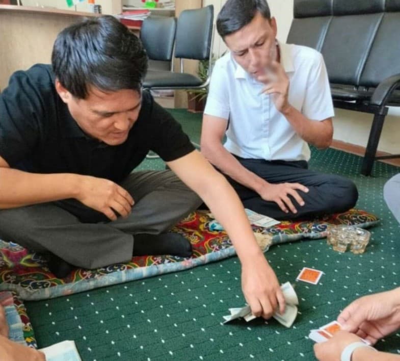 Farg‘onada karta o‘ynagan davlat xizmatchilari ishdan ketdi