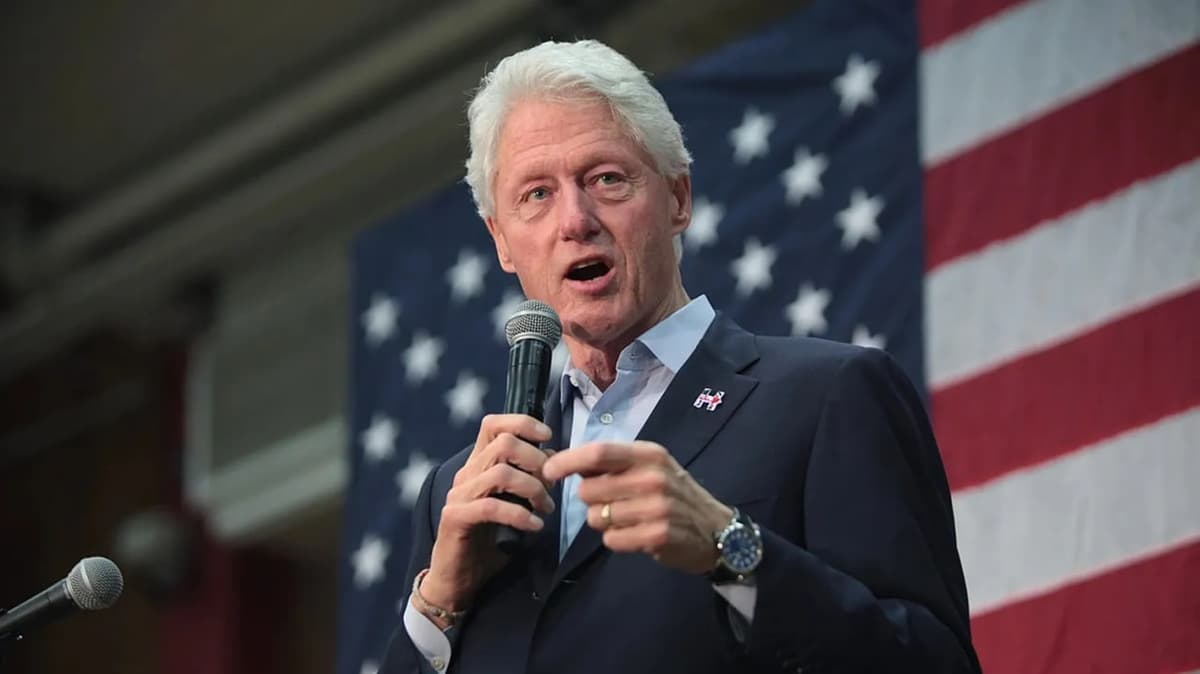 Bill Klinton Kiyevni yadro qurolidan voz kechishga ko‘ndirganidan afsusdaligini ma’lum qildi