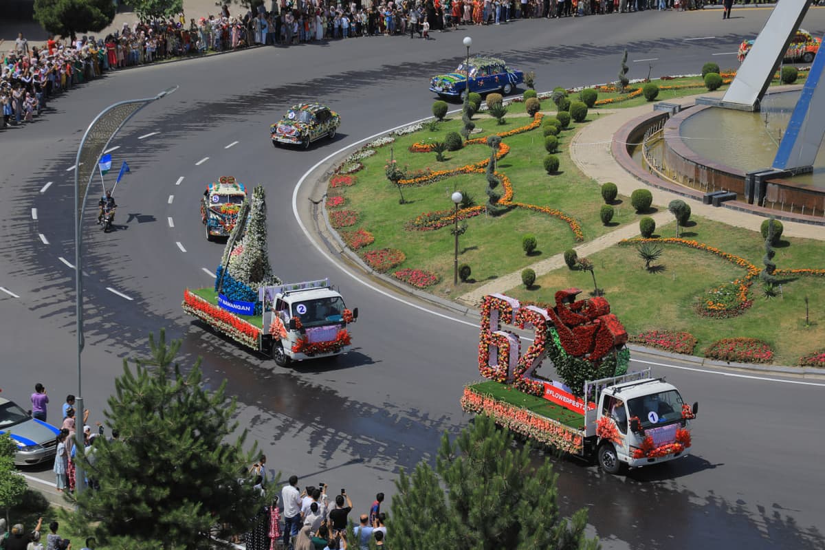 Foto: Namanganda bir oy davom etadigan gullar festivali boshlandi