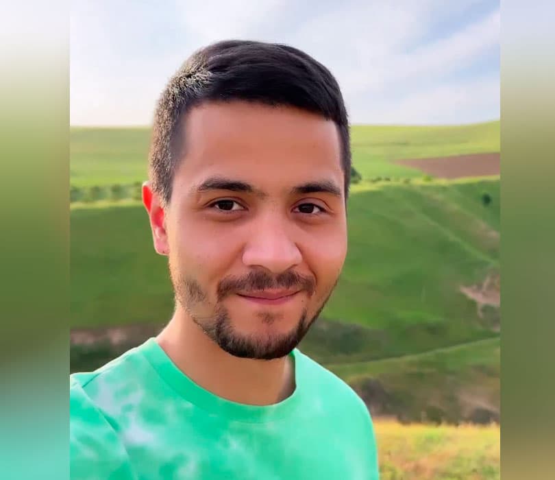 «Ozodlikdaman, o‘lib ketganim yo‘q» – Activist loyihasi muallifi 15 sutkaga qamalganidan so‘ng ilk marta ommaga ko‘rinish berdi