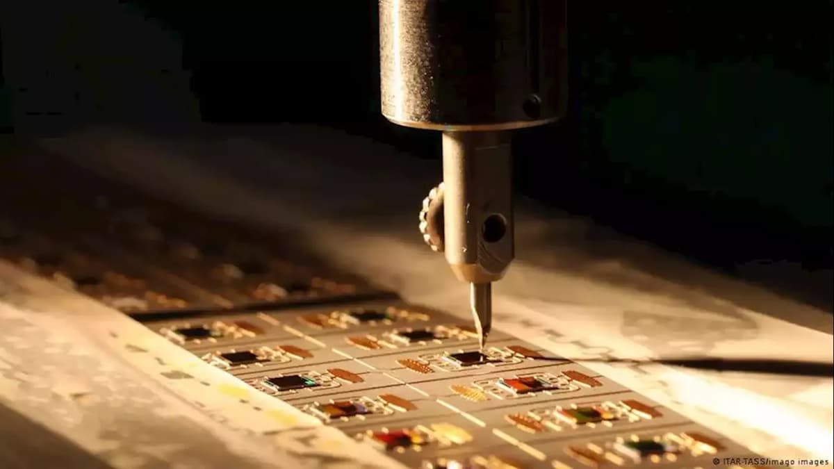 Rossiya fuqarosi Kiprda AQSh elektronikasi kontrabandasi uchun hibsga olindi