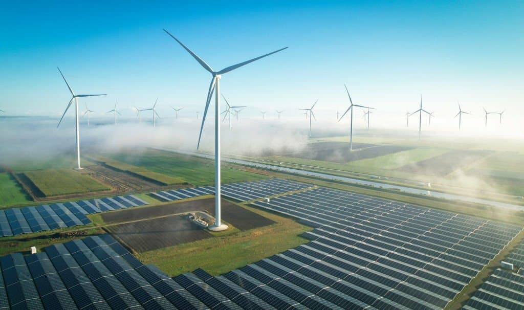 Dunyo bo‘ylab elektr energiyasi ishlab chiqarishda quyosh va shamol ulushi rekord darajaga yetdi