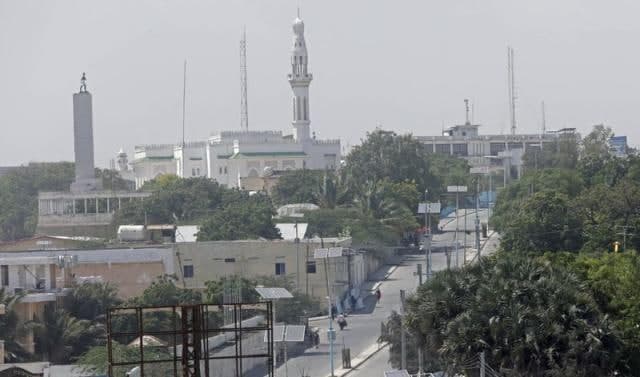 Somalida jangarilar prezident saroyi yaqinidagi mehmonxonaga hujum qildi