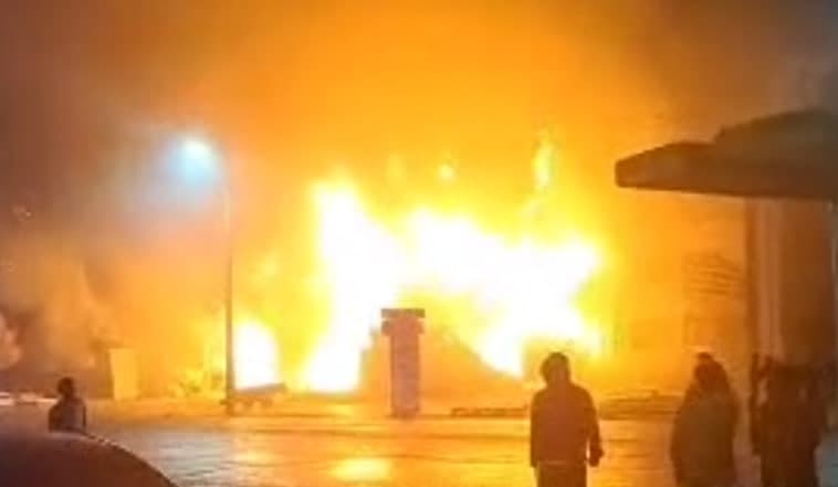 Navoiyda 3 qavatli qurilish mollari savdo markazida yong‘in sodir bo‘ldi