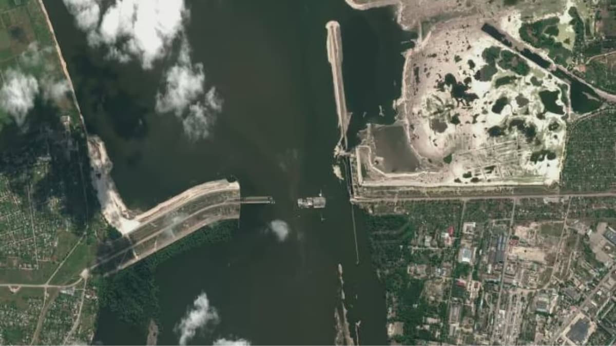 Kaxovka GESi to‘g‘onining beton asosi ichidagi tonnelda yuz bergan portlash tufayli vayron bo‘lgan - New York Times