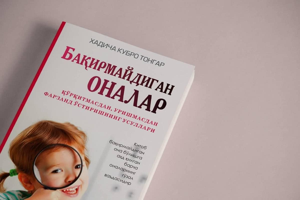 «Фарзандингиз бола эканини унутиб қўйманг» — бақирмайдиган оналар ҳақида китоб