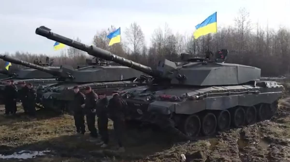 Глава Минобороны Украины показал танки Challenger в действии