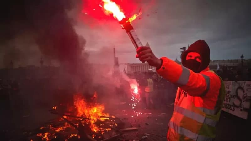 Makron munozarali qonunni ovoz berishsiz qabul qilishga qaror qildi. Parijda – tartibsizliklar