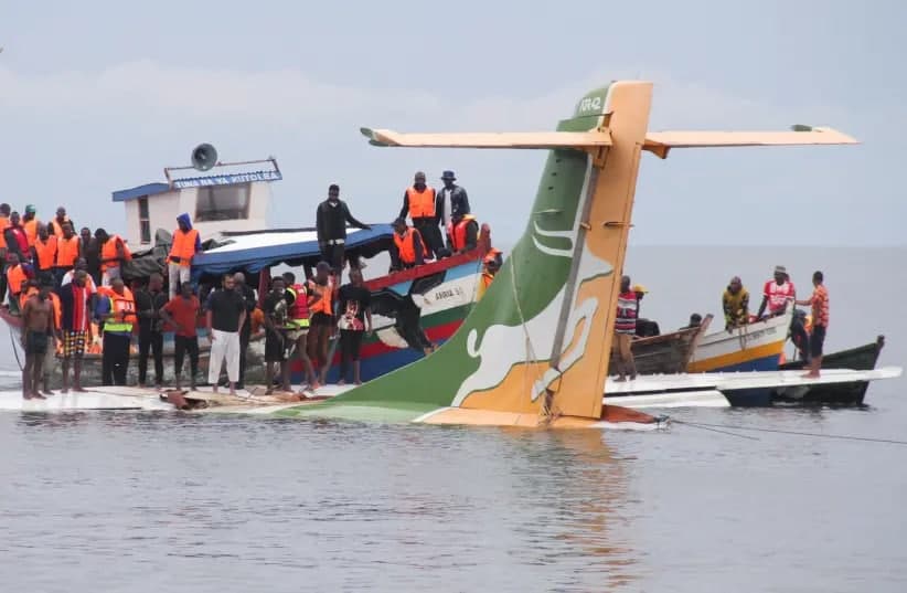 Tanzaniyada yo‘lovchi samolyot suvga quladi. Baliqchilar odamlarni qutqargan