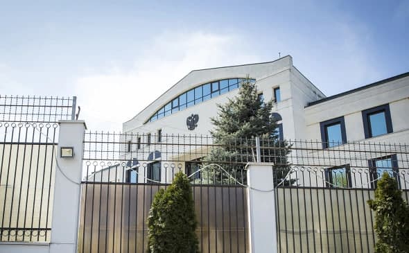 Молдова высылает 45 сотрудников посольства РФ после журналистского расследования