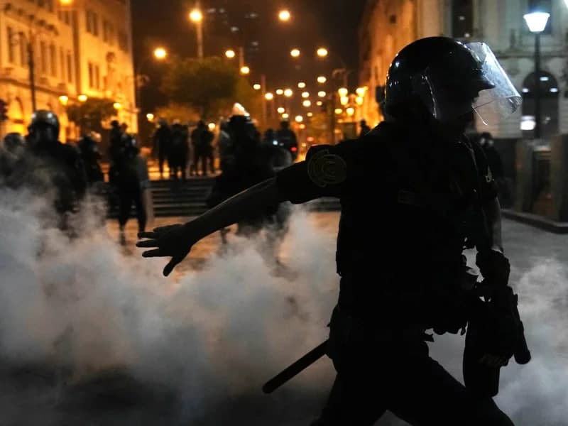 Peru prezidenti namoyishlar fonida muddatidan oldin saylov o‘tkazishni taklif qildi