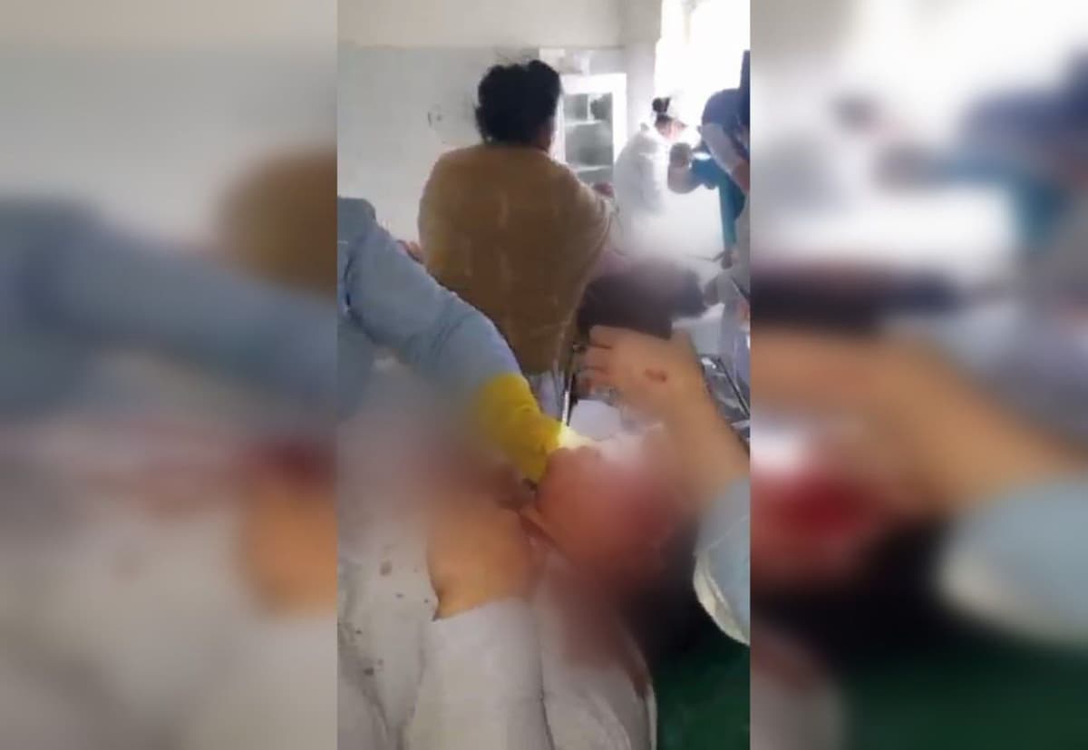 Samarqanddagi shifoxonada hamkasblarini choynak bilan urgan tibbiyot xodimiga jinoyat ishi qo‘zg‘atildi