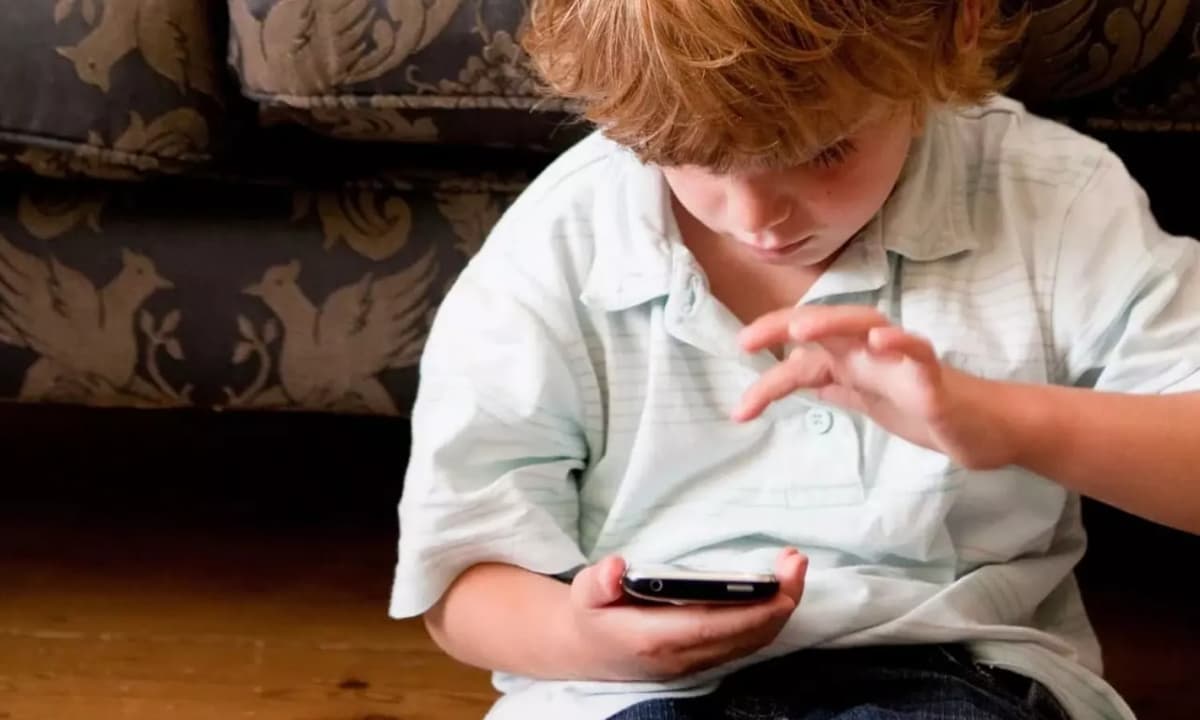 Bolalarni tinchlantirish uchun smartfon berilishi noto‘g‘ri ekani tushuntirildi