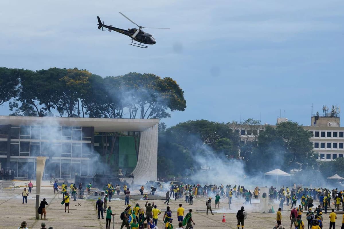 Braziliyada Bolsonaru tarafdorlari kongress binosiga bostirib kirdi