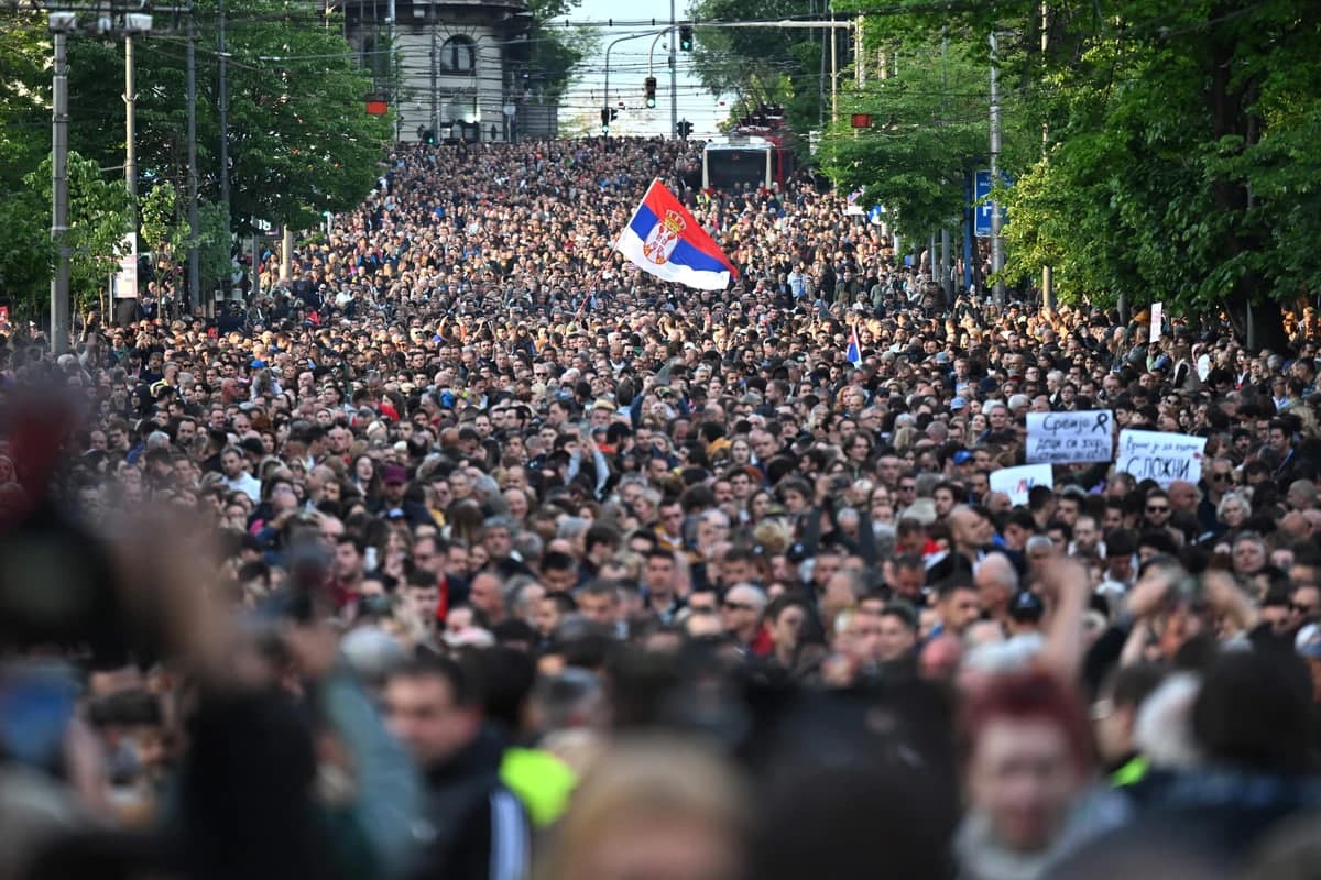 Belgradda yana minglab odamlar zo‘ravonlikka qarshi namoyishga chiqdi