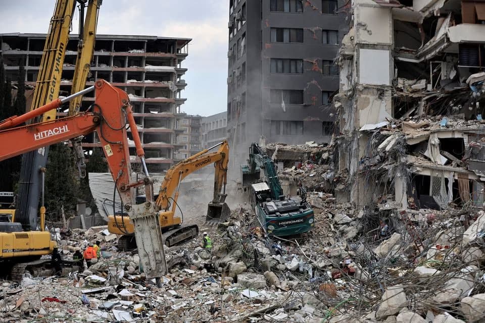 Turkiyadagi zilzila: sifatsiz qurilishda gumonlangan 325 kishi hibsga olindi
