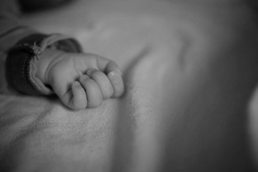 Xatirchida 6 oylik o‘g‘lining og‘ziga paypoq tiqib o‘ldirgan ota 15 yilga qamaldi