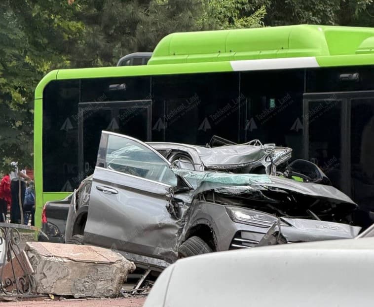 Toshkentda BYD yo‘lovchi avtobus bilan to‘qnashdi