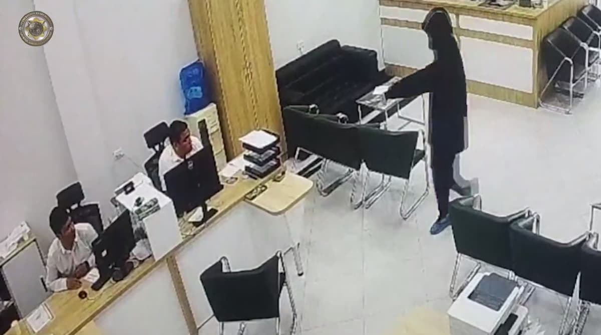 Samarqandda bankka bostirib kirib, pul talab qilgan shaxs qo‘lga olindi