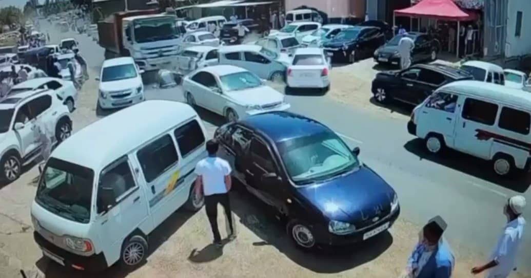 Qashqadaryoda tormozi ishlamay qolgan yuk mashinasi 9 ta avtomobilni urib ketdi